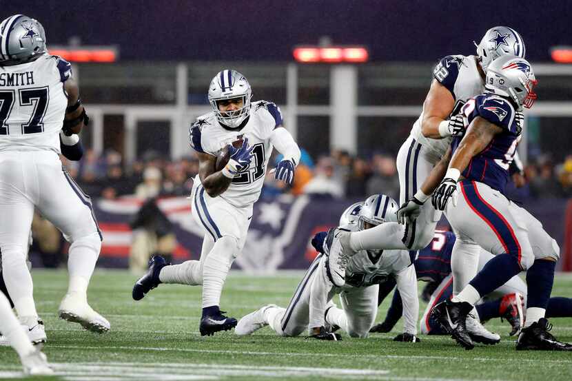 El corredor de los Cowboys de Dallas, Ezekiel Elliott (21), encuentra un hueco en la defensa...
