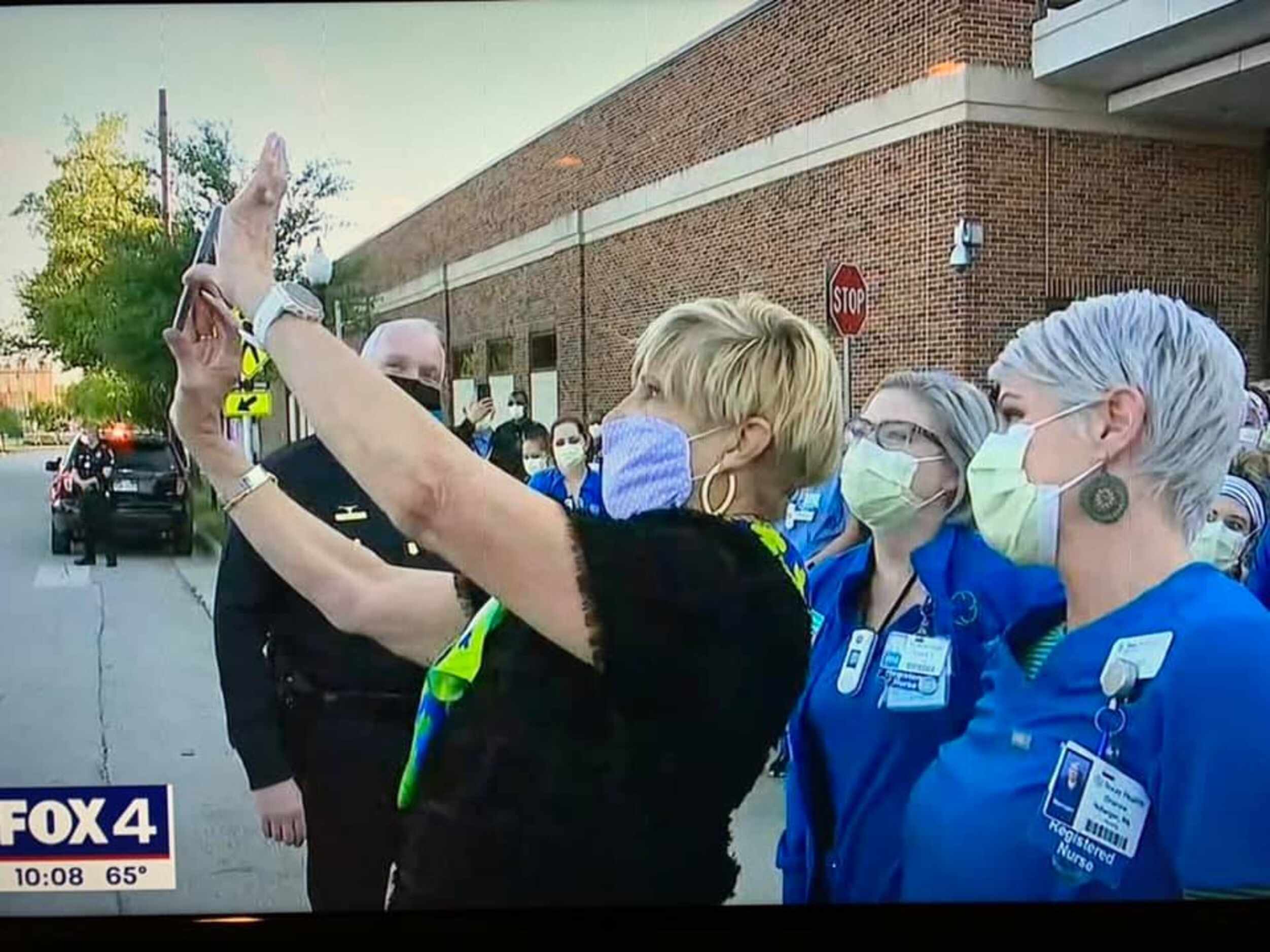 ER nurse poses for selfie with Fort Worth Mayor Betsy Price, then learns  mayor might be infected