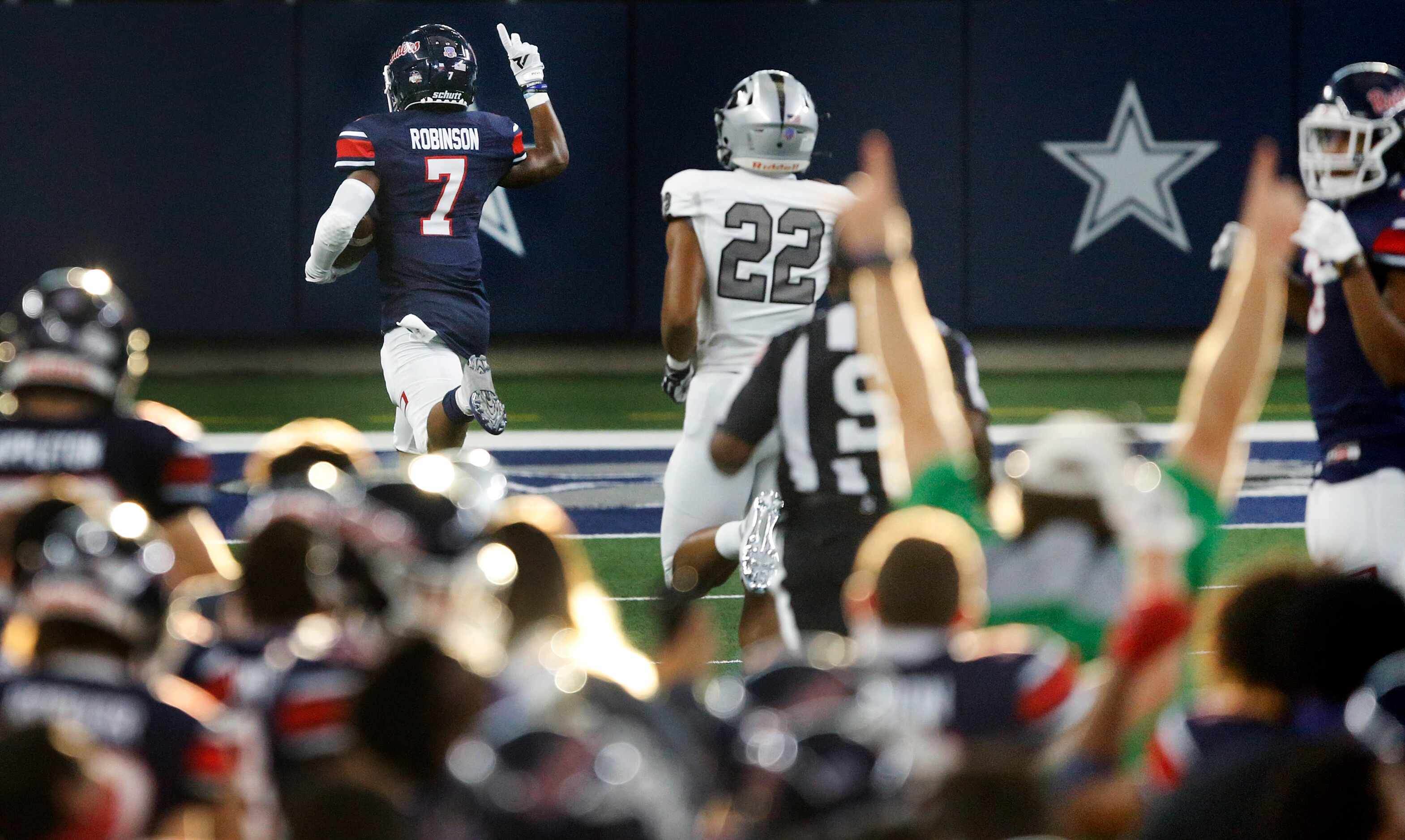 Denton Ryan cornerback Garyreon Robinson (7) races for a fourth quarter touchdown after...