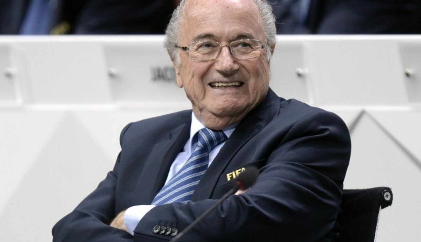 Sepp Blatter continuará como mandamás de la FIFA por cuatro años más. (AP/WALTER BIERI)
