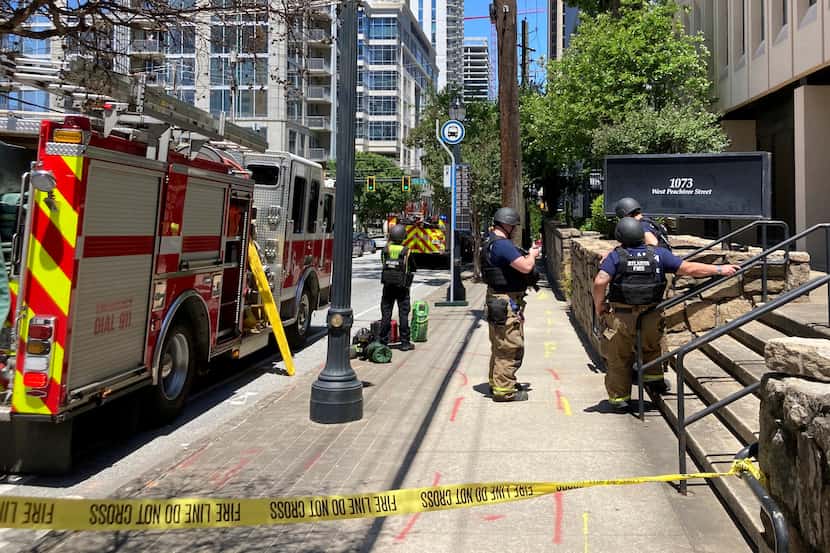 Personal de emergencias acude al sitio donde se reportó un tiroteo en Atlanta, el miércoles...