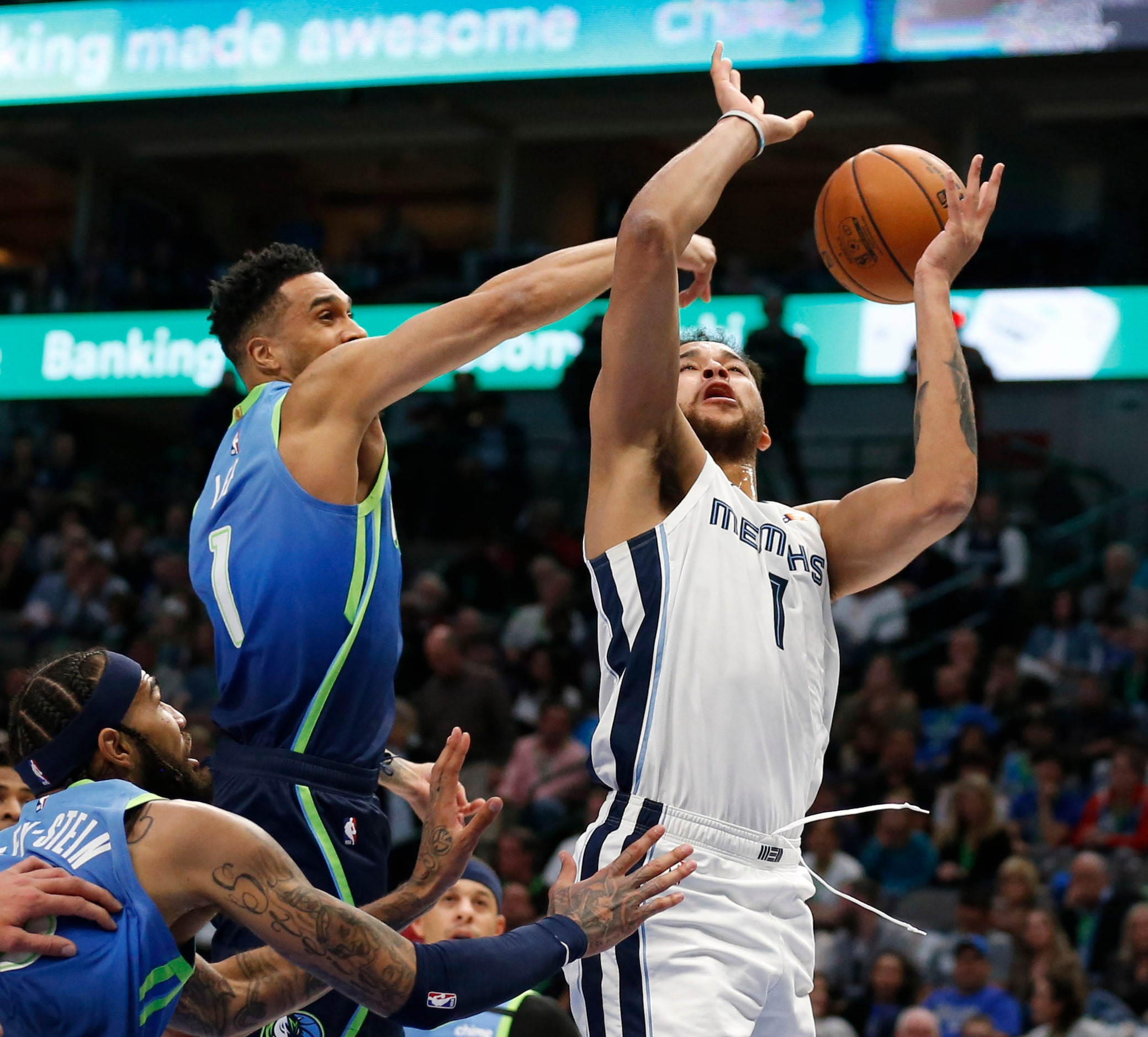 Dallas Mavericks guard Courtney Lee (1) blocks a shot attempt from Memphis Grizzlies forward...