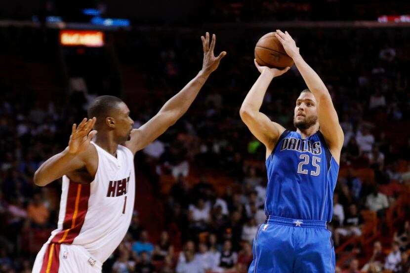 Dallas Mavericks forward Chandler Parsons (25) shoots as Miami Heat forward Chris Bosh (1)...