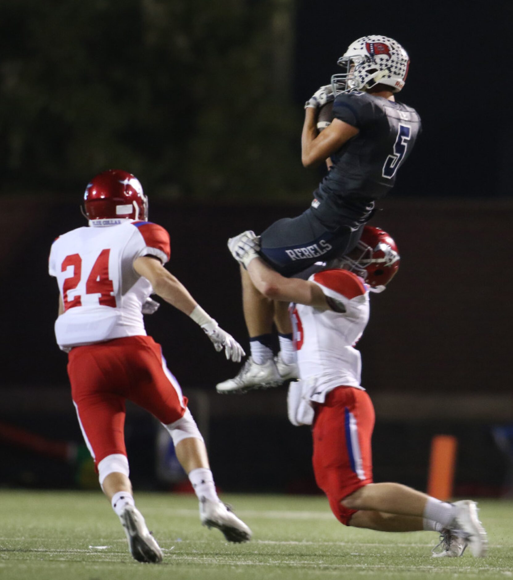 Richland receiver Landon Le (5) goes high to pull in  a second quarter pass despite the...