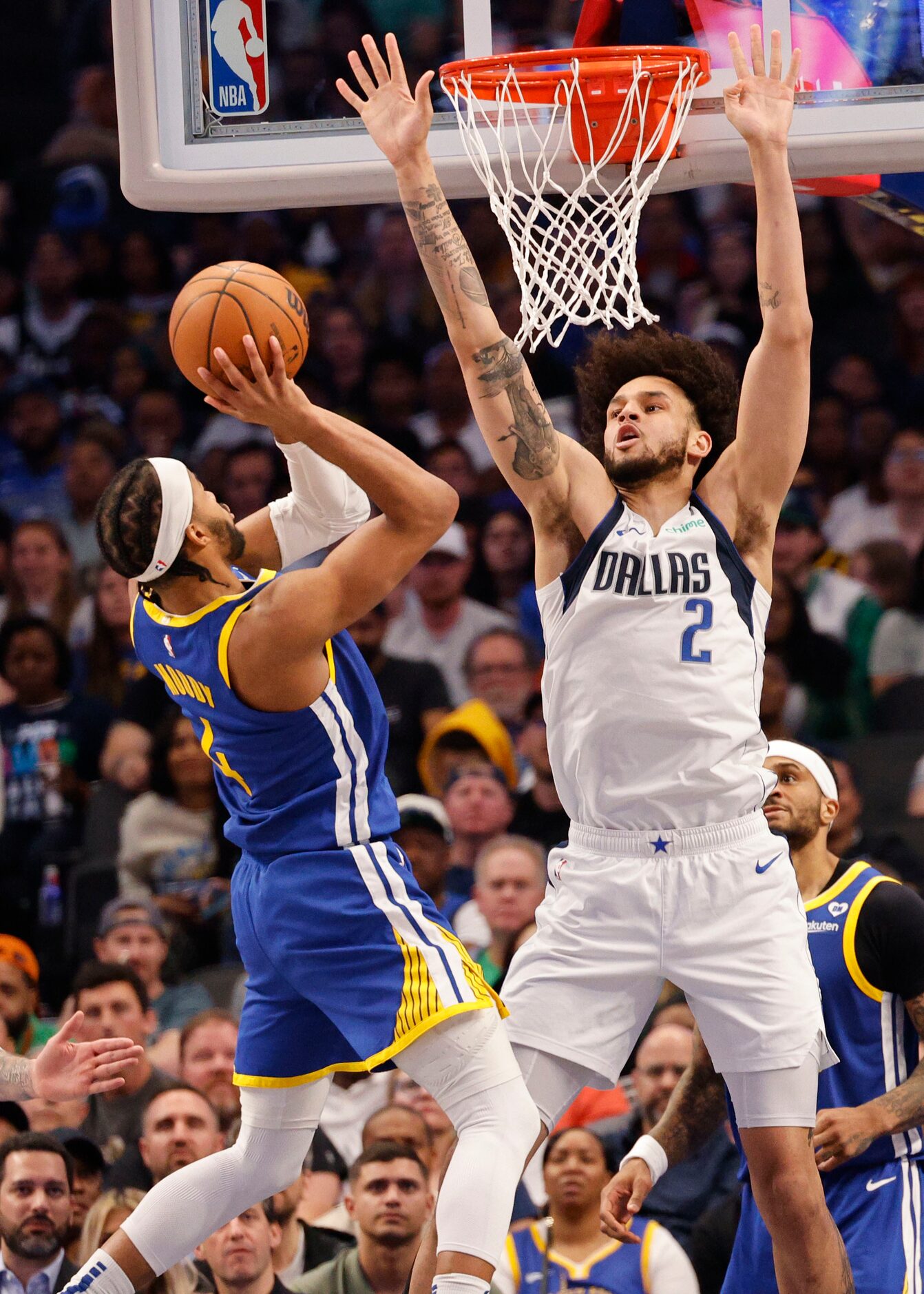 Dallas Mavericks center Dereck Lively II (2) defends as Golden State Warriors guard Moses...