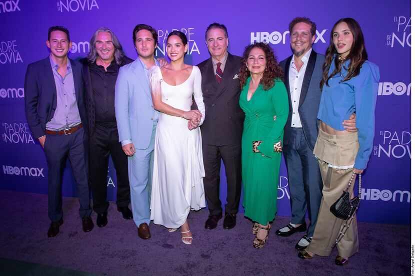 El elenco de 'El Padre de la Novia', encabezado por Andy Garcia (centro), Gloria Estefan y...