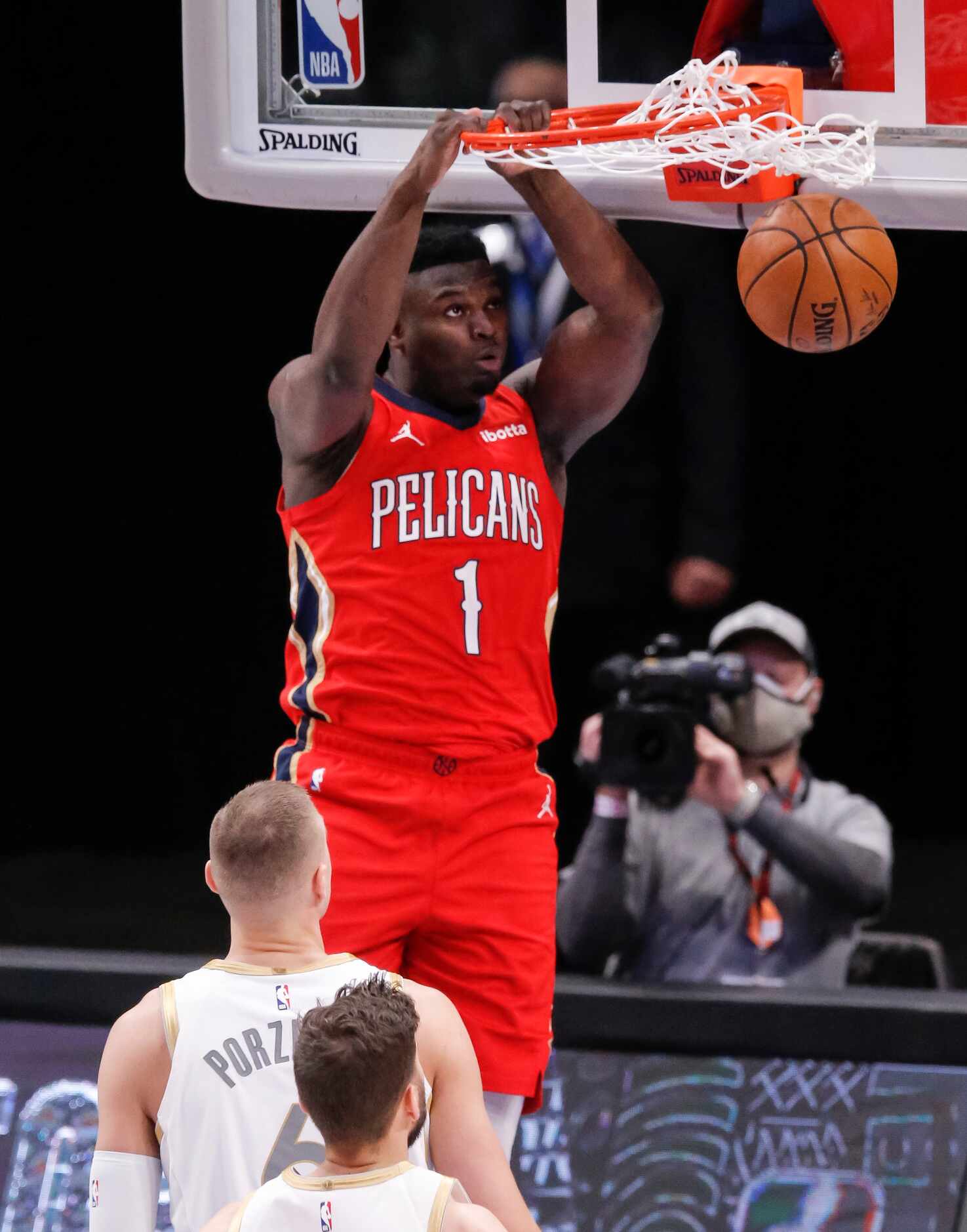 New Orleans Pelicans forward Zion Williamson (1) dunks as Dallas Mavericks forward Kristaps...