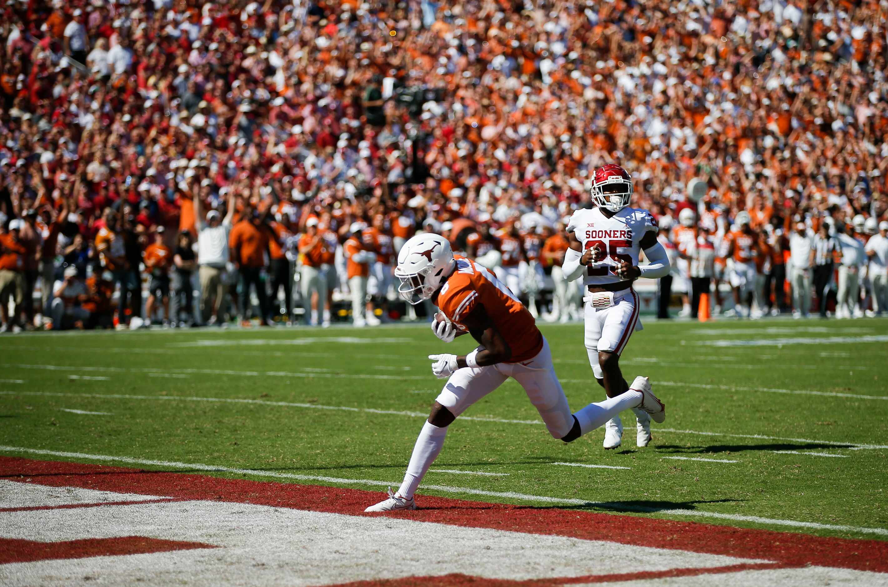 Texas wide receiver Joshua Moore (6) runs a pass in for a touchdown during the first half of...
