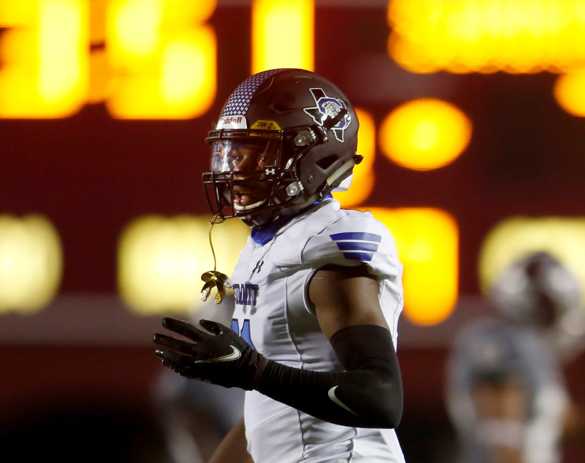 Mansfield Summit defensive back Levon Wonganya (21) questions a game official following a...