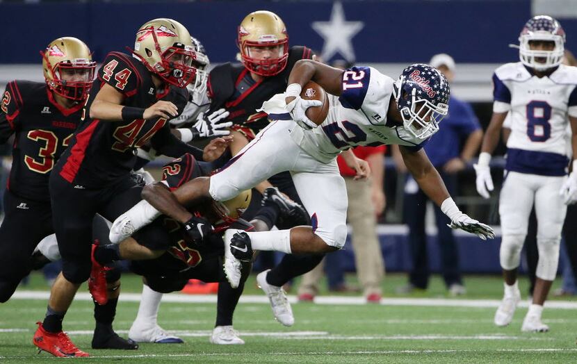 Denton Ryan running back Tyreke Davis (21) rushes with the ball in the first quarter during...