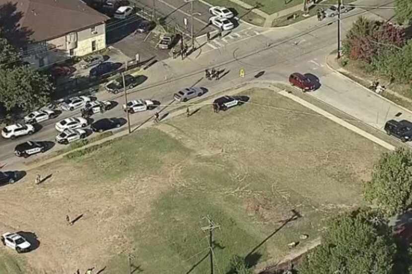 Patrullas de la policía de Dallas investigando una balacera contra un alumno afuera de la H....