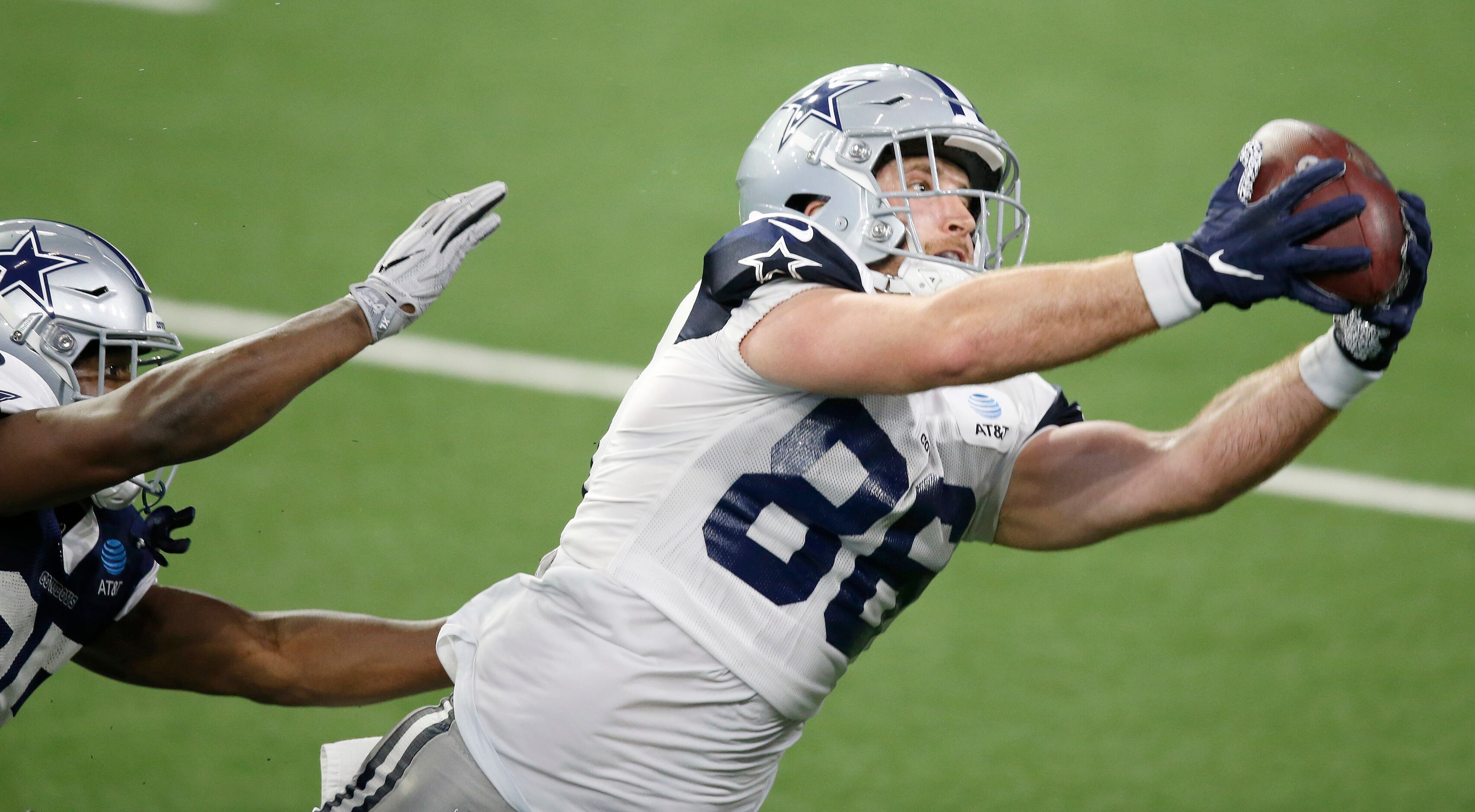 Dallas Cowboys tight end Dalton Schultz (86) is unable to make the catch as he is defended...