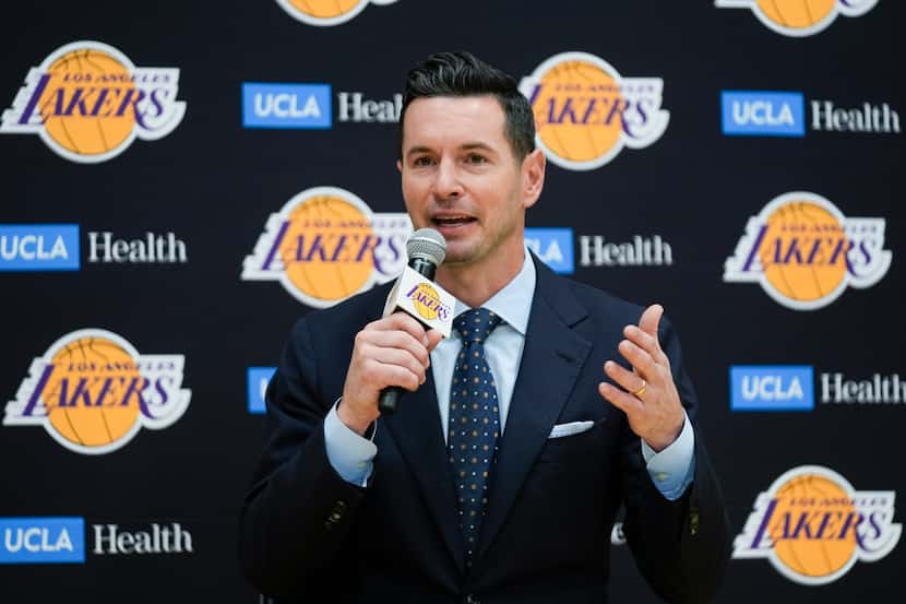 JJ Redick habla después de ser presentado como el nuevo entrenador en jefe de los Lakers de...