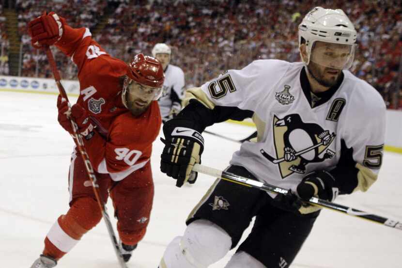 ORG XMIT: *S0426726572* The Detroit Red Wings' Henrik Zetterberg (40) chases the Pittsburgh...