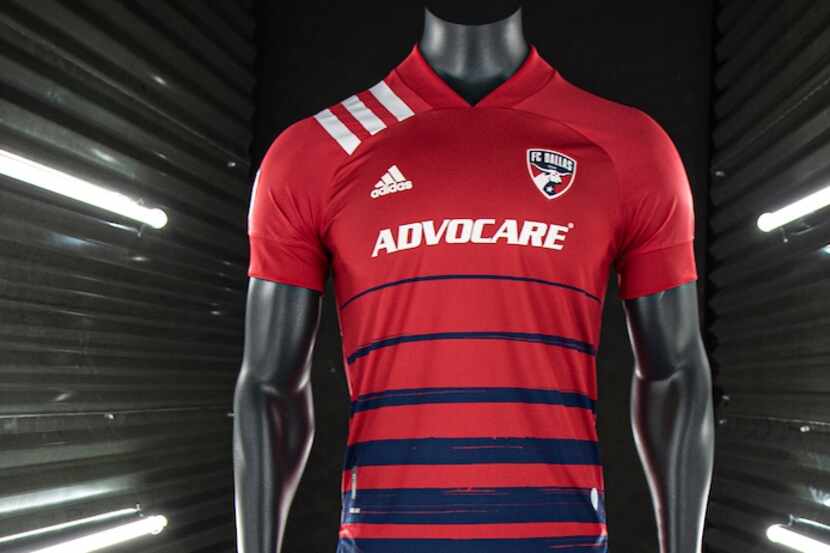 Los tradicionales colores rojo y azul se mantienen en el nuevo uniforme del FC Dallas para...