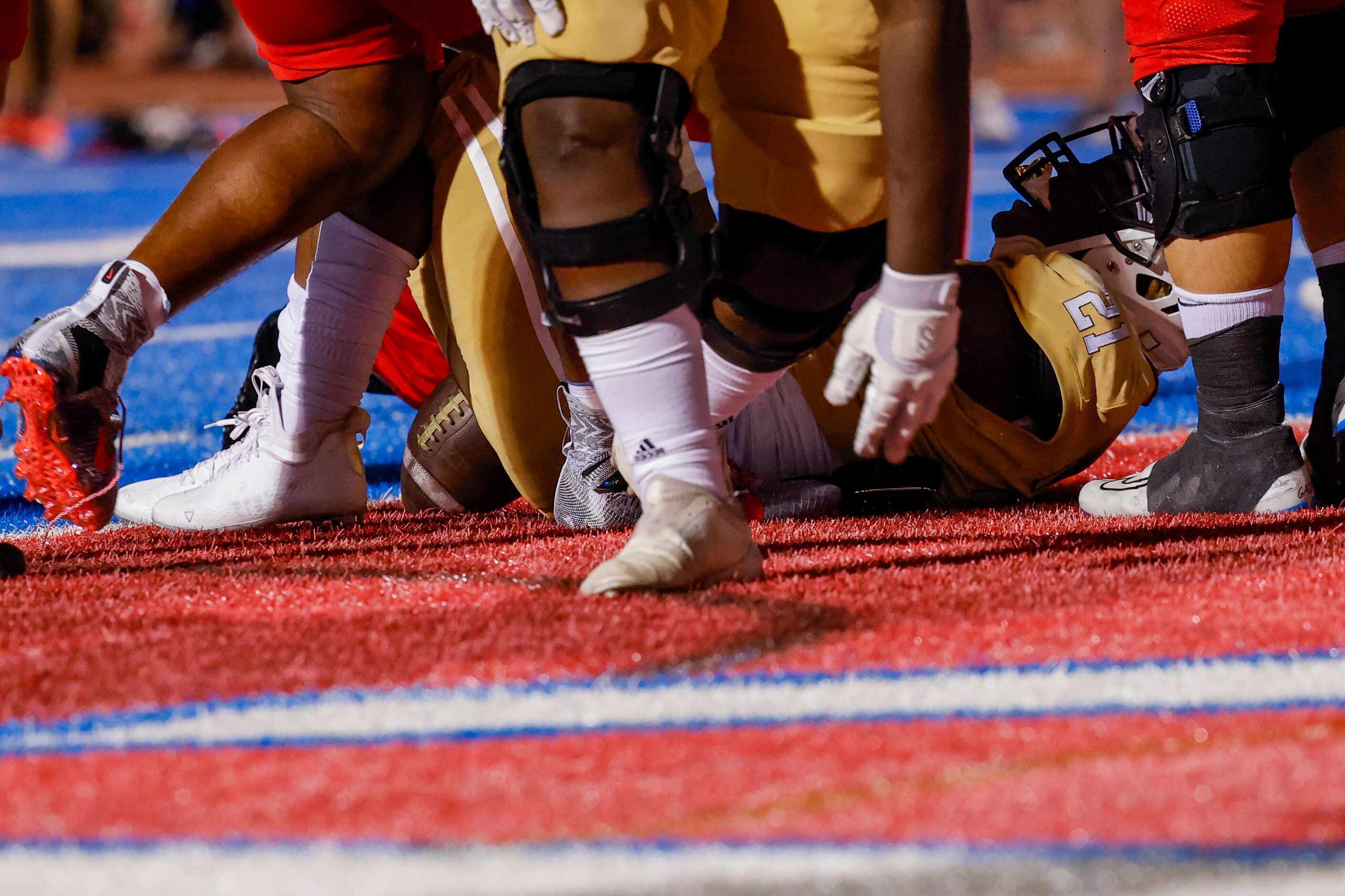 South Oak Cliff’s running back Danny Green (21) falls into the end zone for a touchdown...