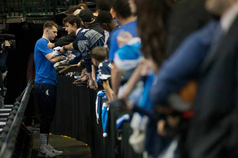 Dallas Mavericks forward Luka Doncic (77) signs autographs before the NBA basketball game...