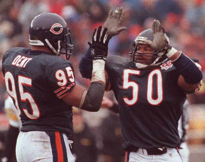ORG XMIT: S0347550717_STAFF Chicago Bears linebacker Mike Singletary (50) is congratulated...