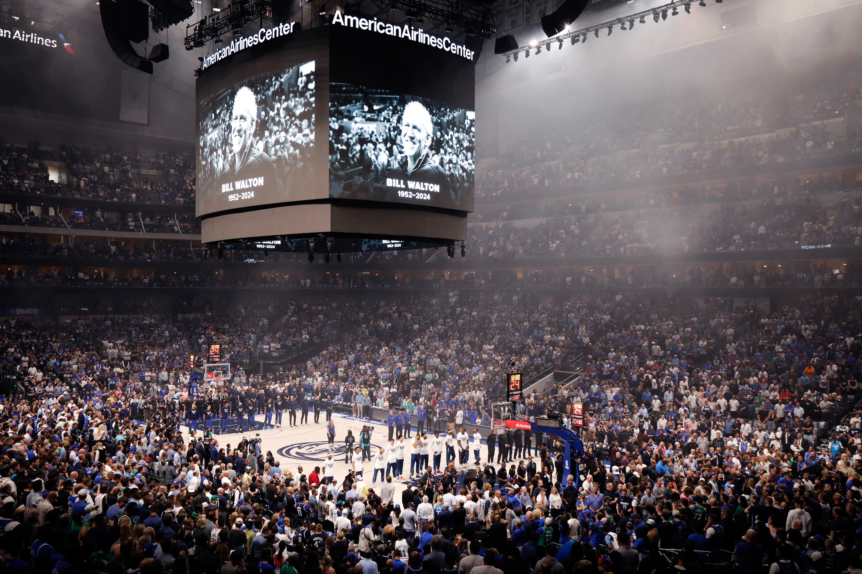 The Dallas Mavericks organization paid tribute to Hall of Fame legend Bill Walton with a...