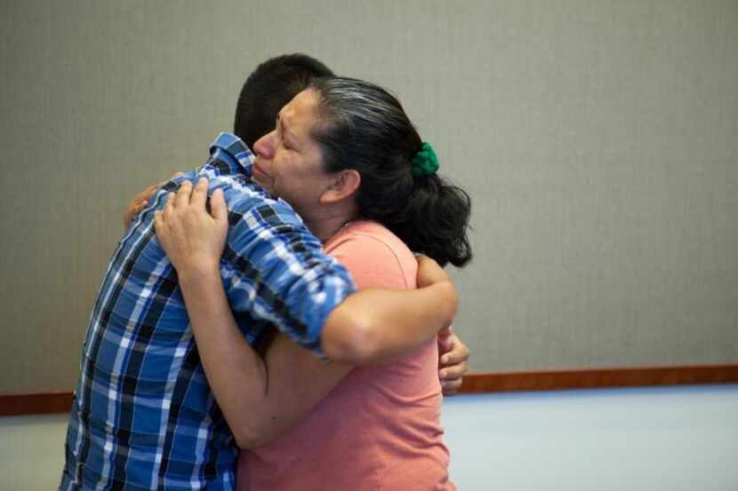 Steve Hernández se abraza con su madre tras 20 años sin verse. Hernández fue raptado cuando...