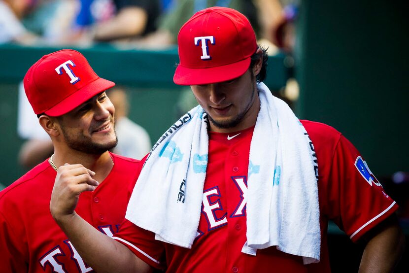 Martín Pérez habla con Yu Darvish. Foto DMN