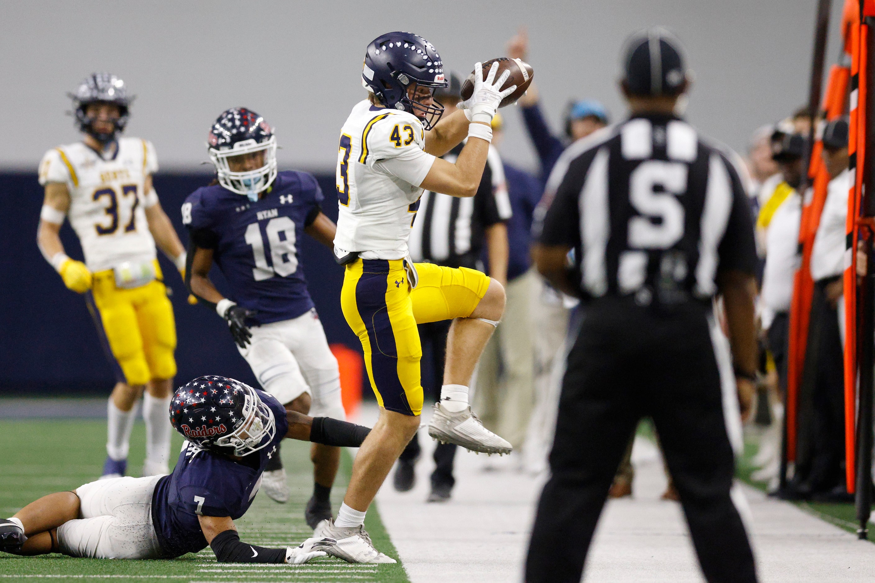 Highland Park Charlie Olmstead (43) makes a catch along the sidelines ahead of Denton Ryan...