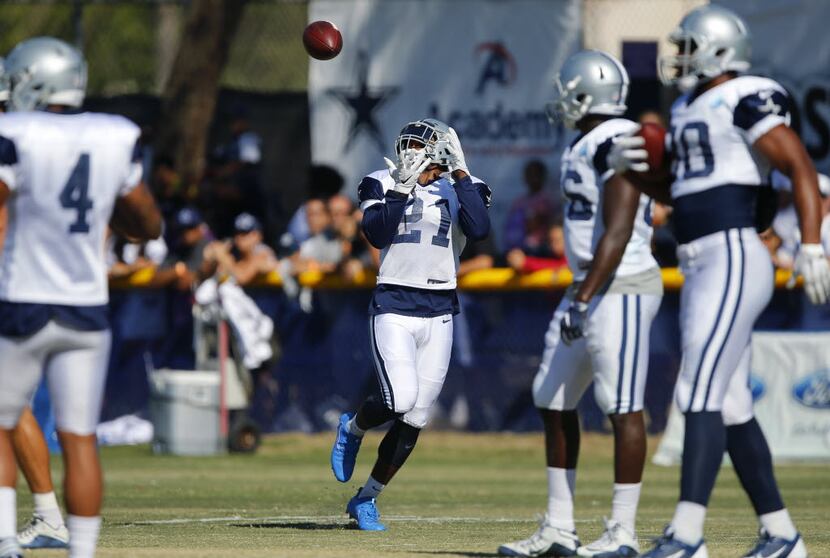 Dallas Cowboys running back Ezekiel Elliott (21) was running passing drills during afternoon...