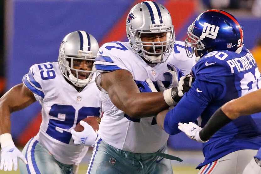 Dallas Cowboys running back DeMarco Murray (29) follows the blocking of tackle Tyron Smith...