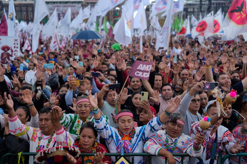 Simpatizantes de la presidenta de México, Claudia Sheinbaum, en un acto en el Zócalo, la...