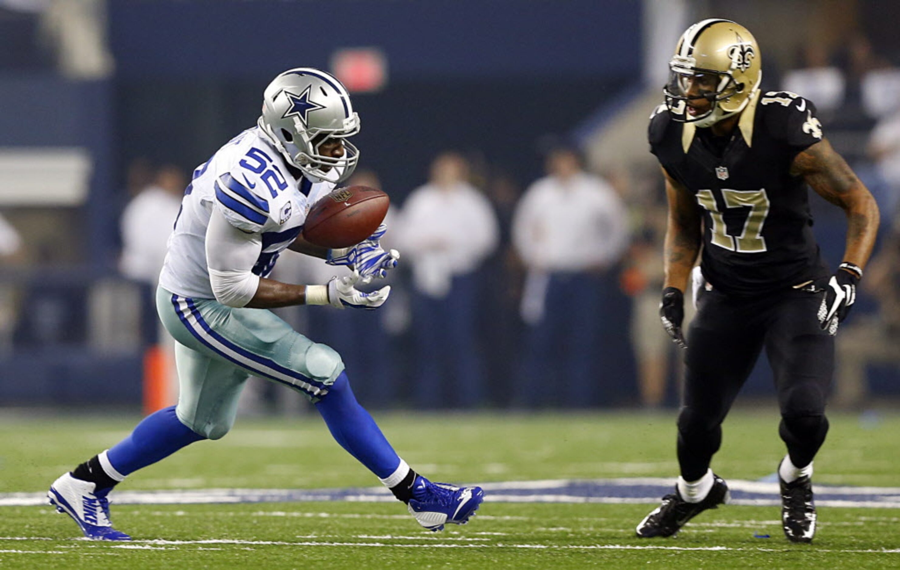 Dallas Cowboys outside linebacker Justin Durant (52) intercepts a tipped ball thrown by New...