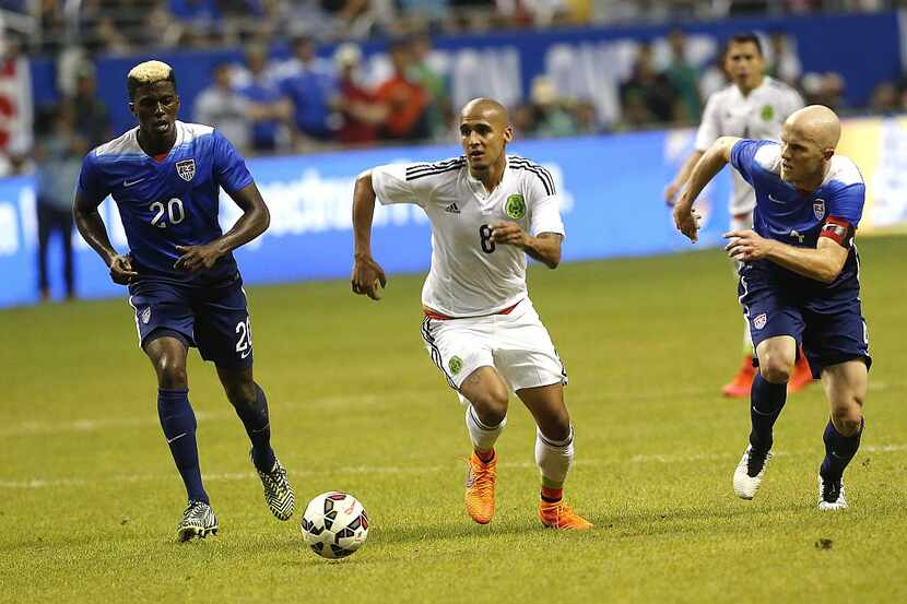 Luis Rodriguez (8) y México se vuelven a cruzar con Gyasi Zardes (20) y Michael Bradley (4)...