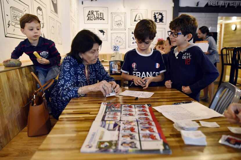 Carmen de Paoli organiza las estampas junto con otros niños en el restaurante Arepa TX, en...