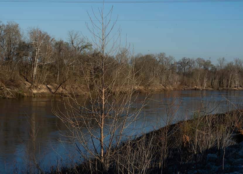 El Trinity River donde se halló el cuerpo de Audrii Cunningham, de 11 años.