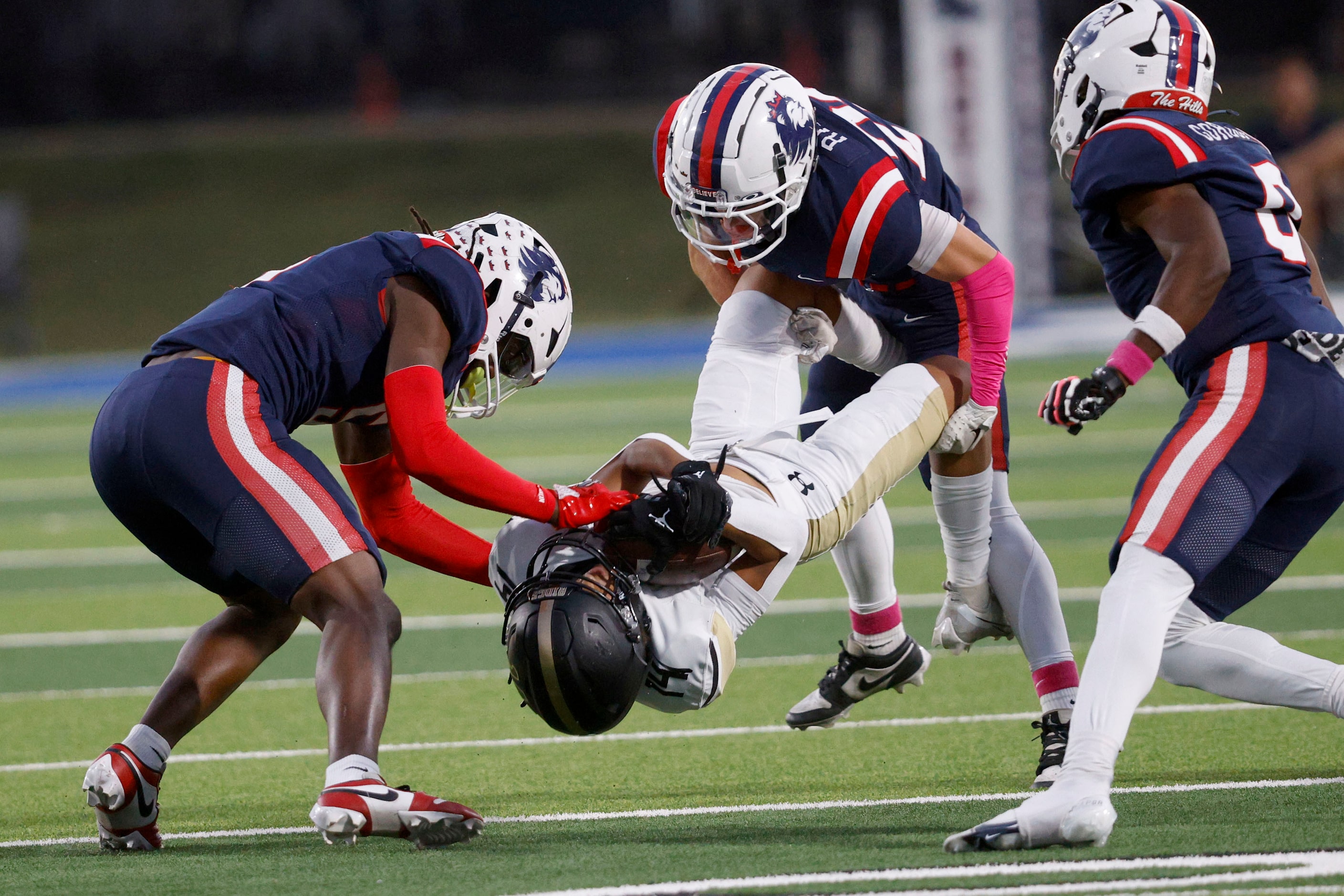 Richland's Roddrick Roberts (5), left, Richland's Brayden Riffle (29) center, stop Fossil...