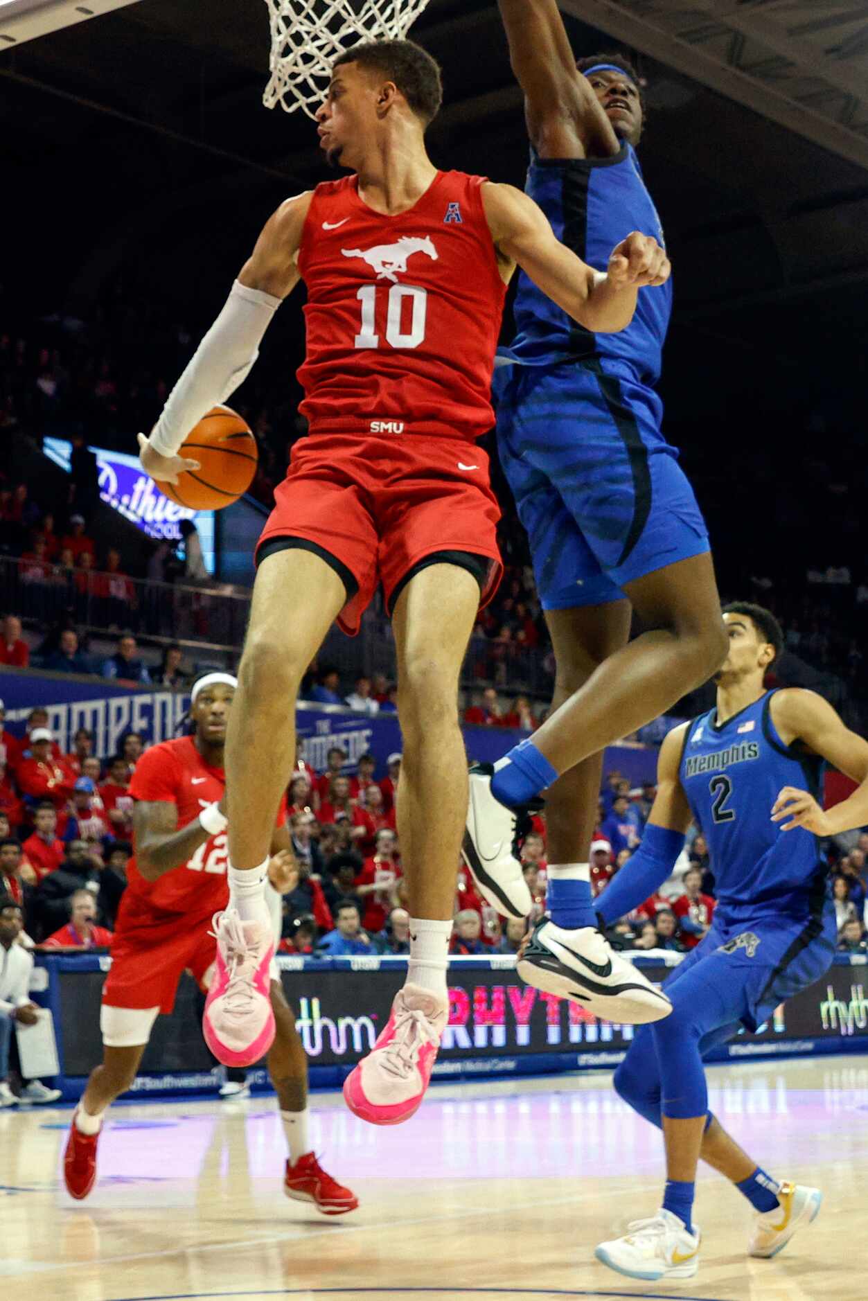 SMU forward Samuell Williamson (10) passes the ball behind his back to forward Tyreek Smith...