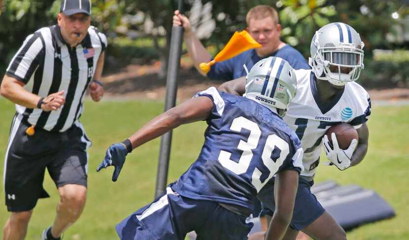 A flag is thrown as Dallas Cowboys wide receiver Allen Hurns (17) turns to run with the ball...