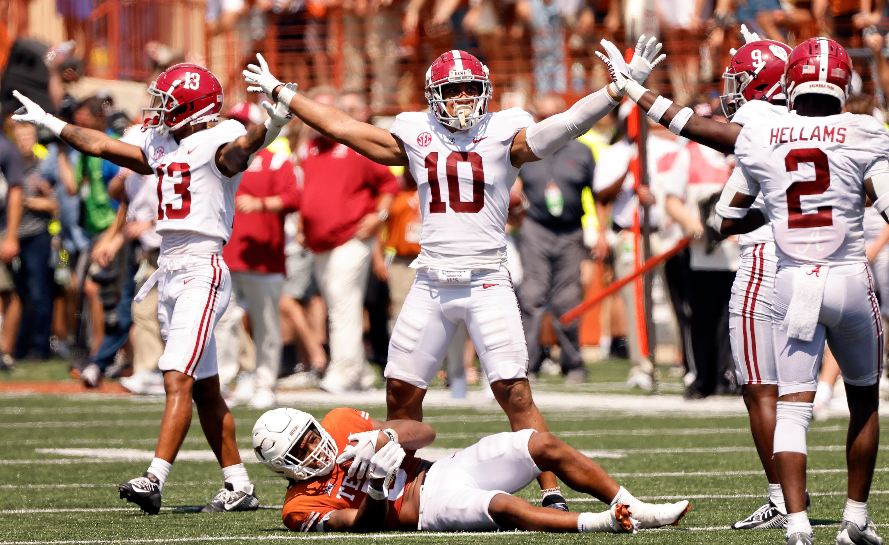 Alabama Crimson Tide linebacker Henry To'oTo'o (10), defensive back Malachi Moore (13) and...