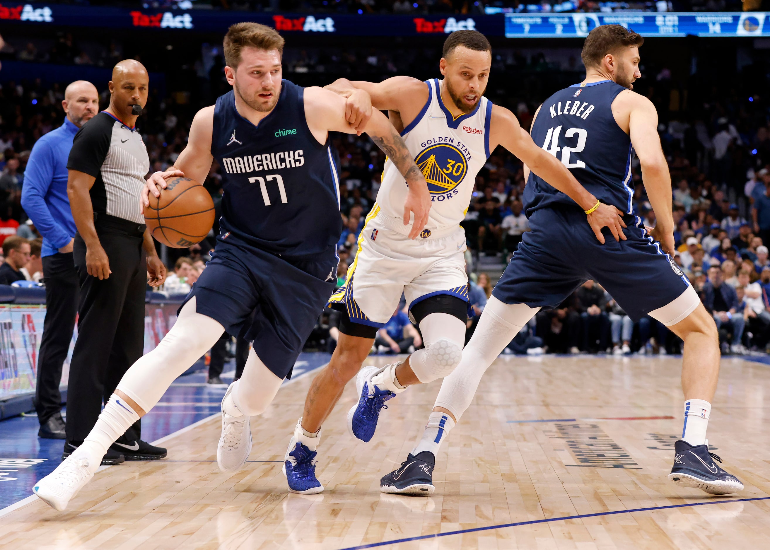 Dallas Mavericks guard Luka Doncic (77) drives around Golden State Warriors guard Stephen...