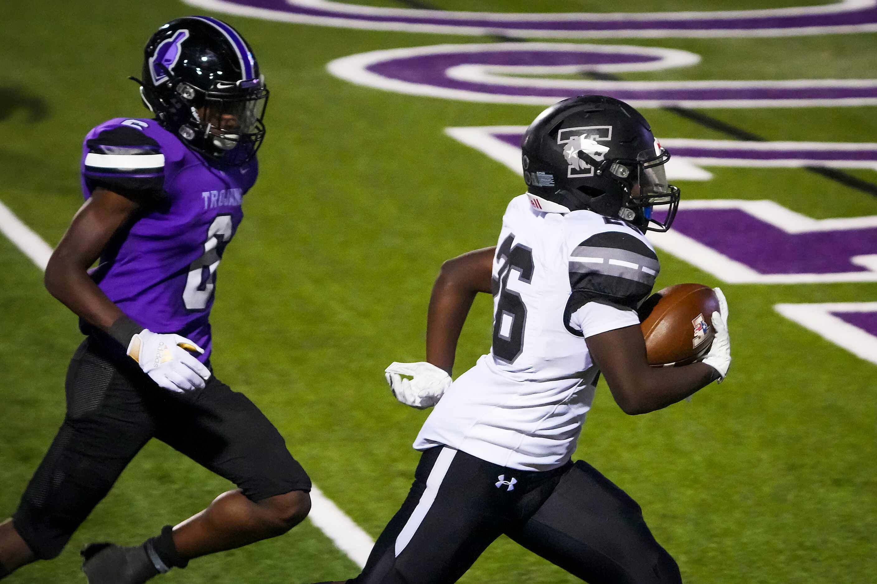 Mansfield Timberview’s DJ Hill (26) crosses in to the end zone to score past  Waco...