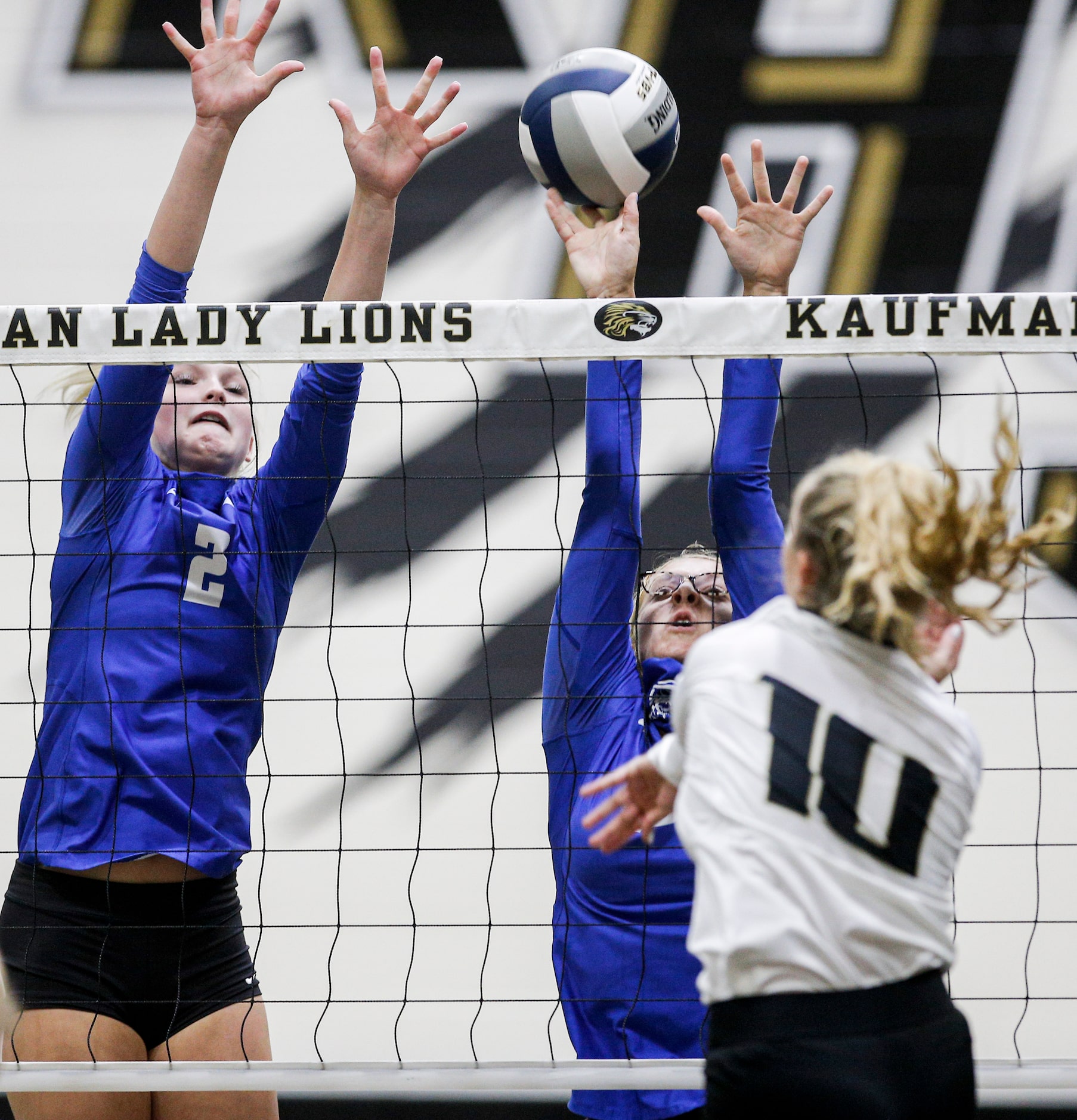 KaufmanÕs Kate Elzner (10) spikes the ball as LindaleÕs Skylar Wyllie (2) and Darby Woodrum...