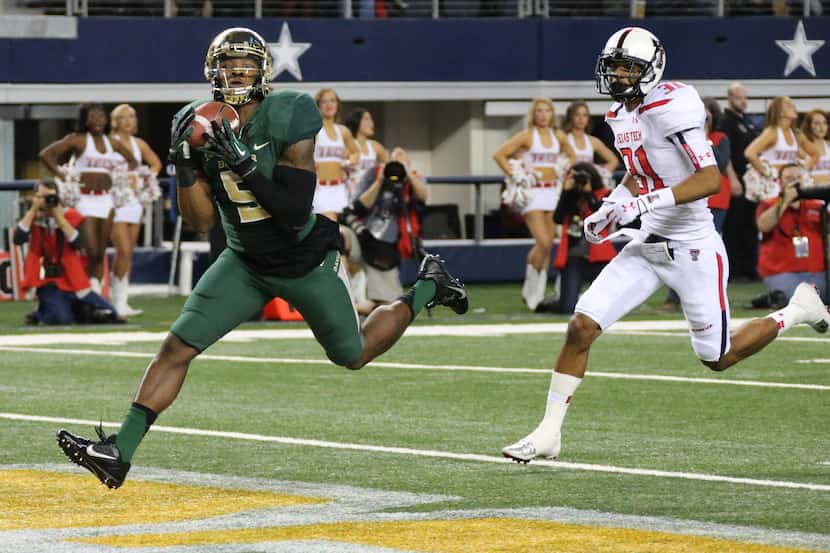 Baylor Bears wide receiver Antwan Goodley (5) catches a first quarter touchdown pas in front...