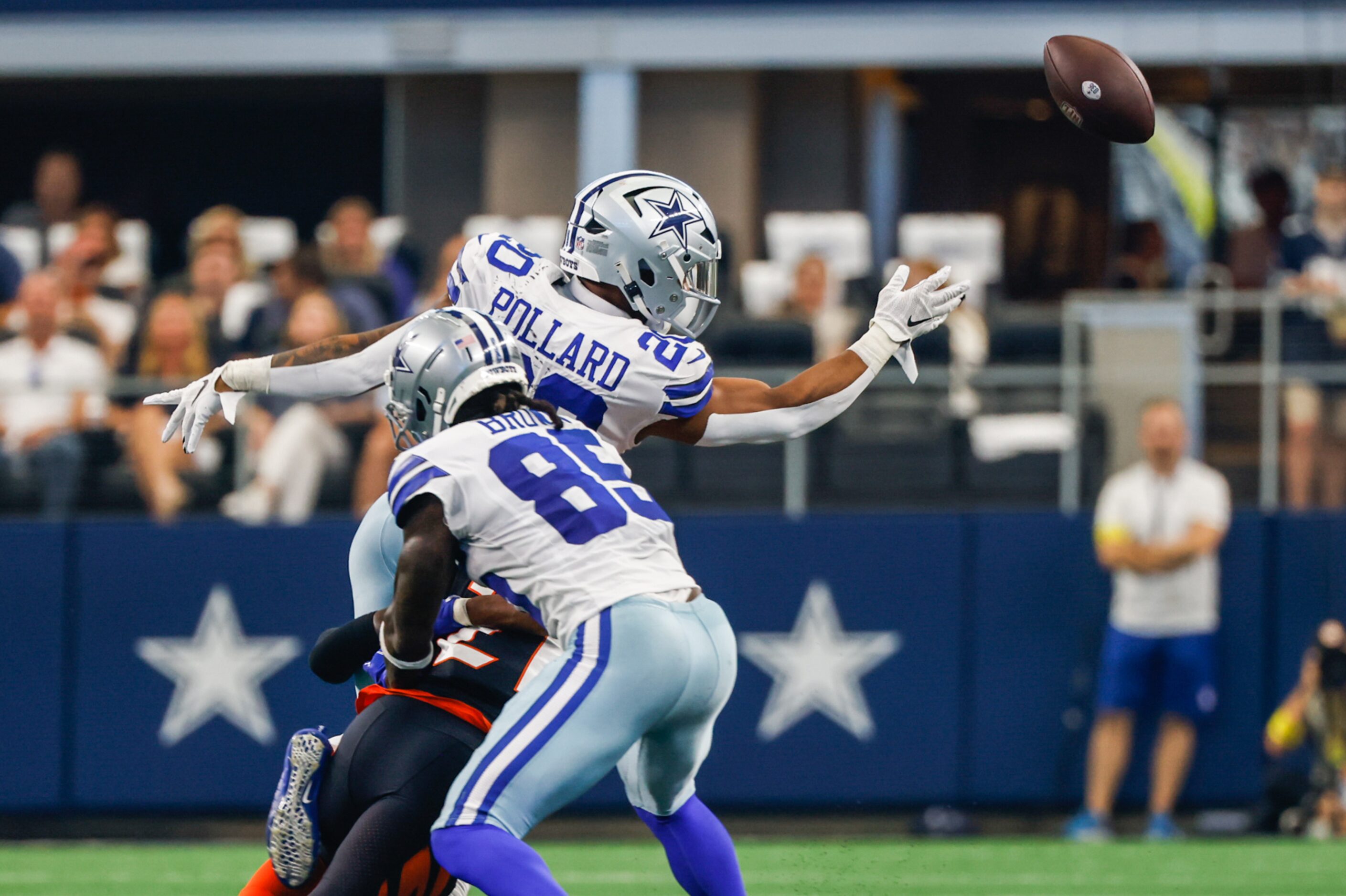 Dallas Cowboys running back Tony Pollard (20) misses a pass against the Cincinnati Bengals...