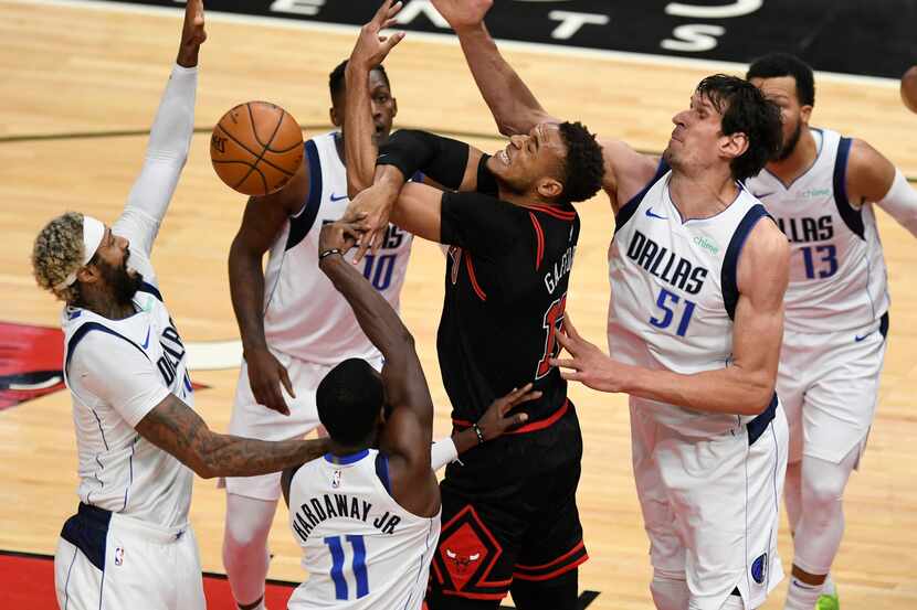Cuatro integrantes de los Dallas Mavericks rodean al jugador de los Chicago Bulls, Garrett...