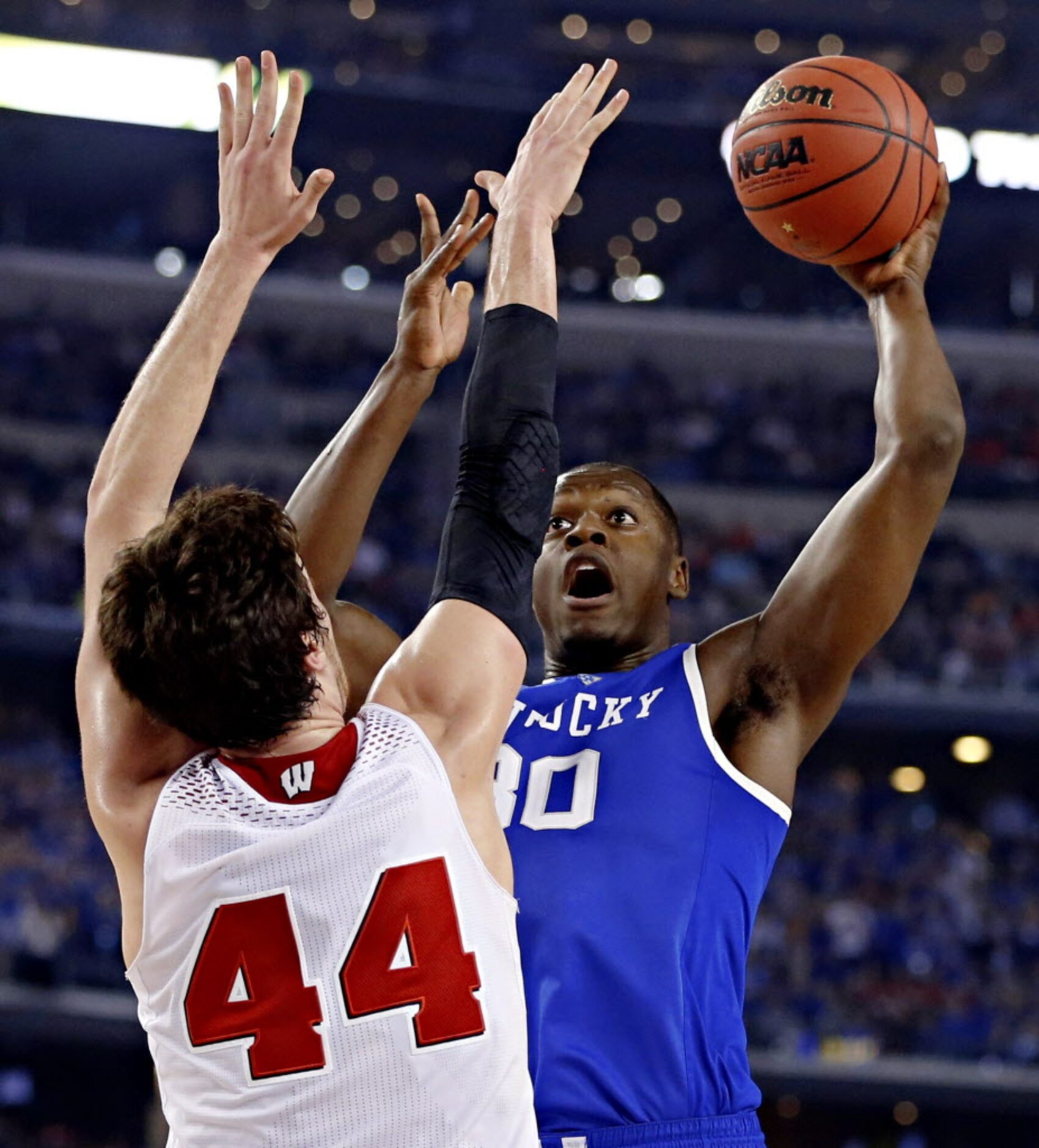 Kentucky Wildcats forward Julius Randle (30) goes up against Wisconsin Badgers forward Frank...