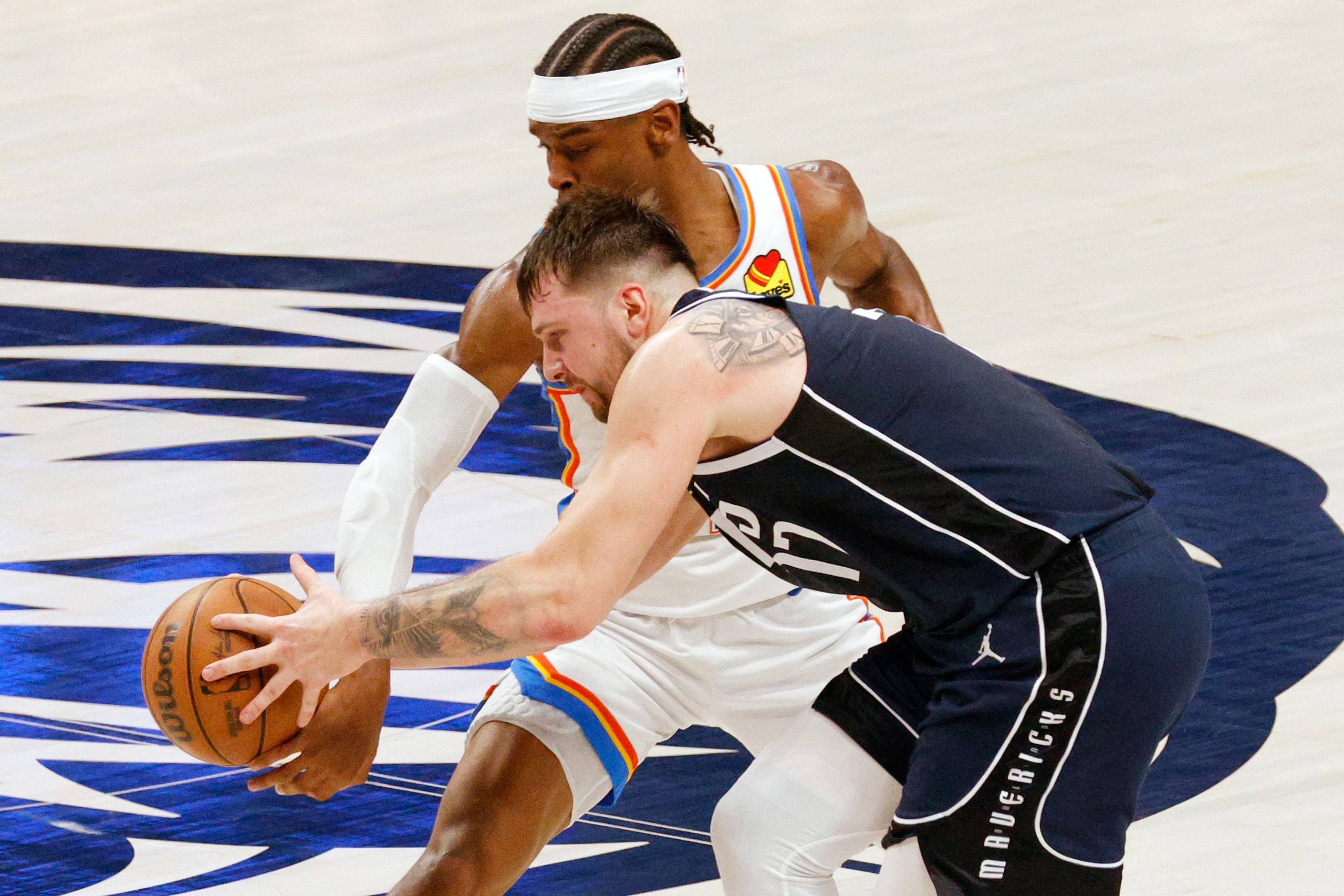 Dallas Mavericks guard Luka Doncic (77) and Oklahoma City Thunder guard Shai...