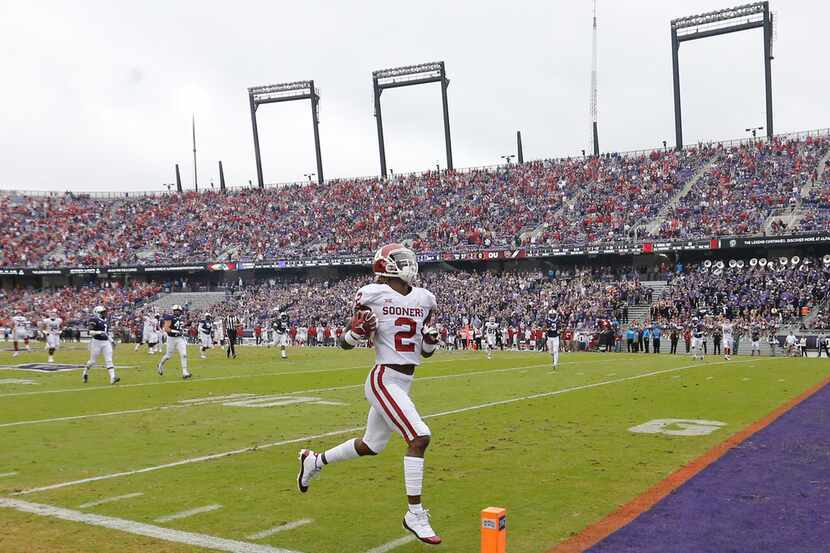 Oklahoma Sooners wide receiver CeeDee Lamb (2) cruises into the end zone after catching a...
