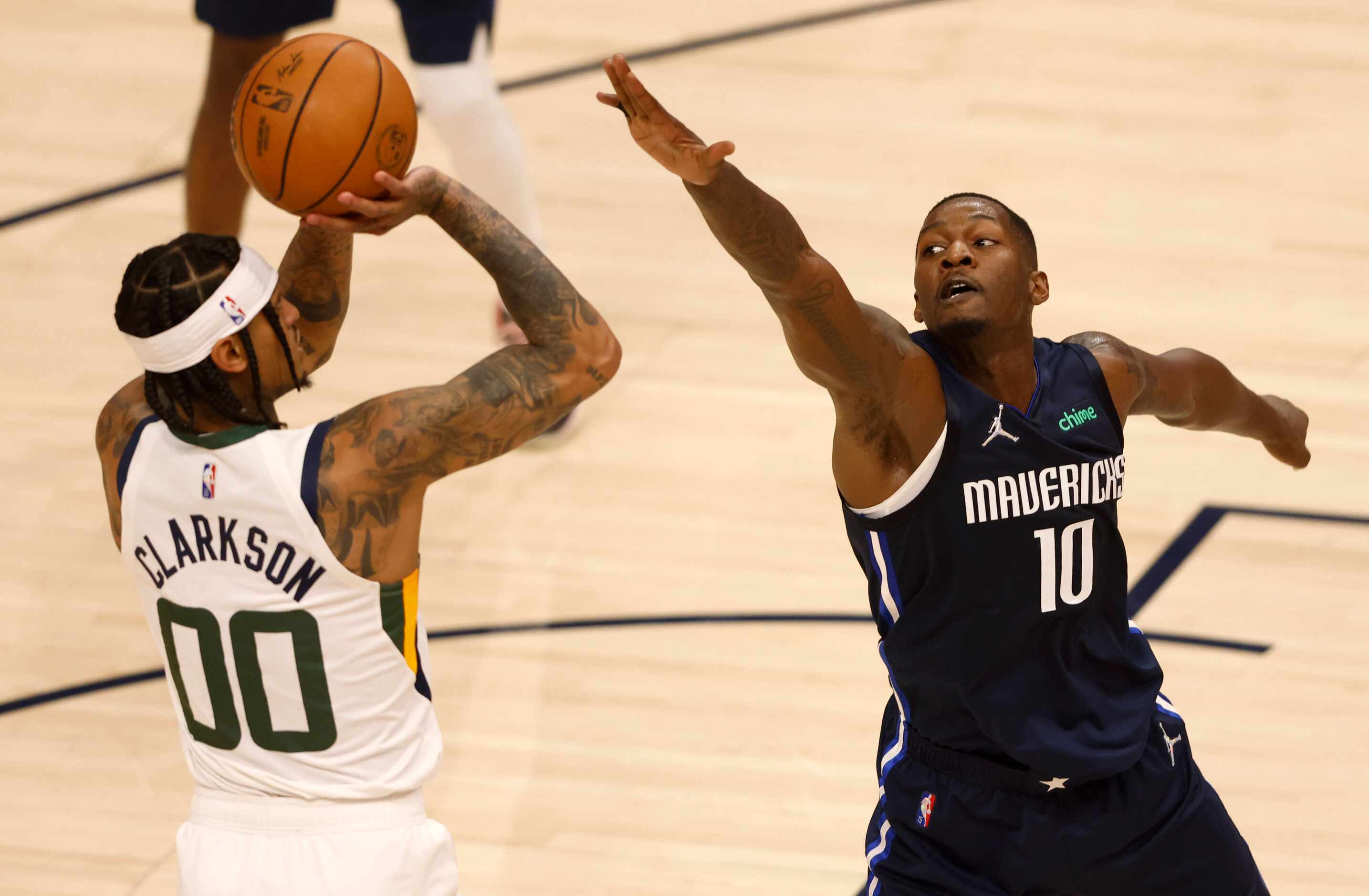 Dallas Mavericks forward Dorian Finney-Smith (10) attempts to disrupt a shot from Utah Jazz...