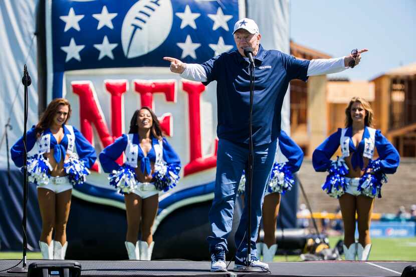 El dueño de los Cowboys de Dallas, Jerry Jones , habla durante la ceremonia de apertura del...