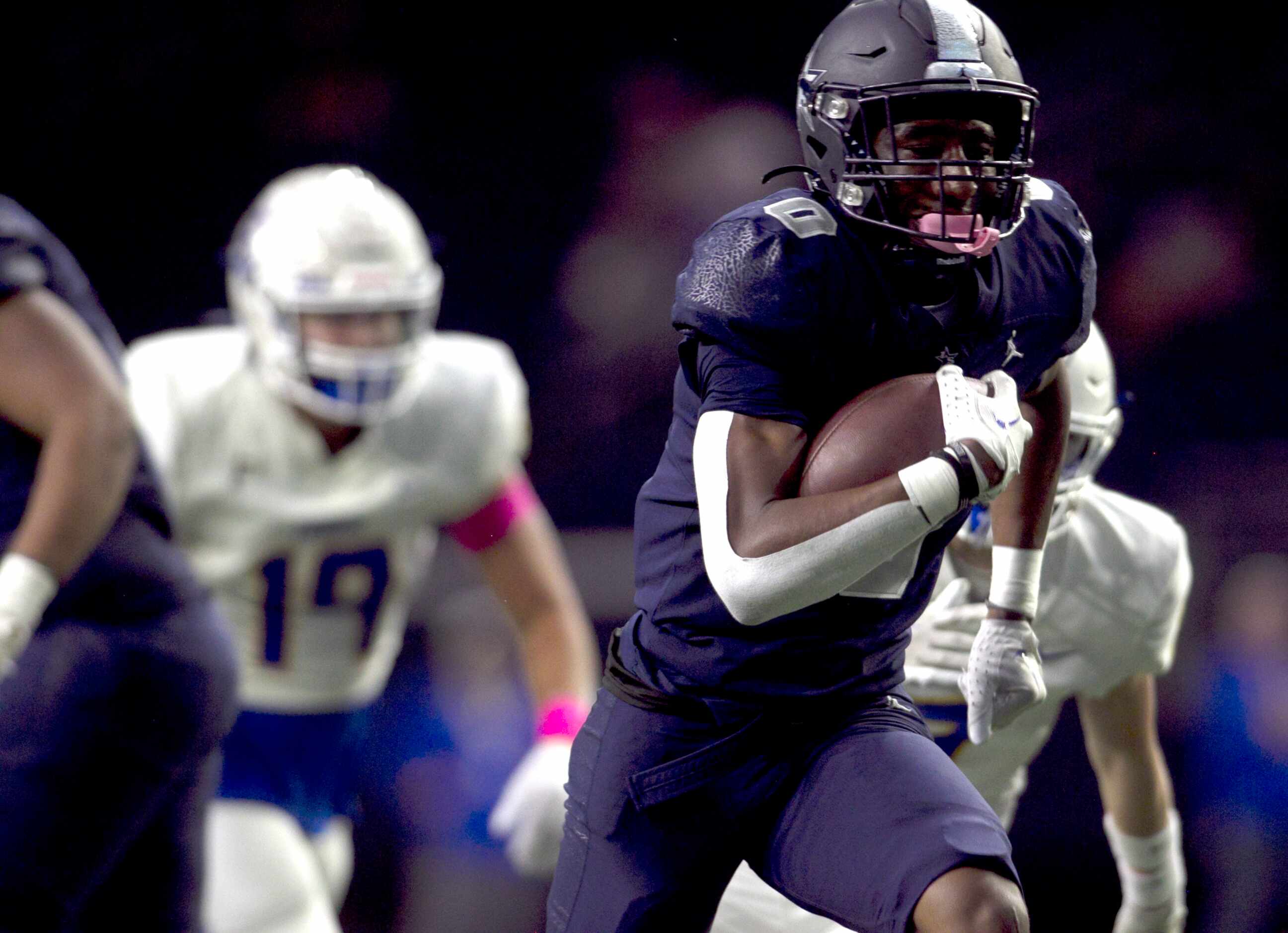 Frisco Lone Star running back Davian Groce (0) bolts into the end zone fora rushing...
