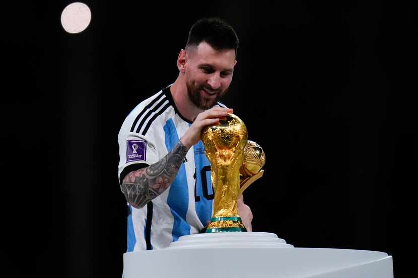 Lionel Messi de Argentina sostiene el trofeo de mejor jugador del torneo mientras toca el...